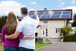 Installer des panneaux solaires sur une maison implique de bien choisir leur emplacement. © Andrey Popov