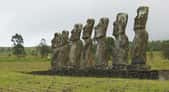 Les Moaïs de l’île de Pâques sont des figures particulièrement célèbres. Ici, on observe une rangée de ces étranges statues sur le site sacré d’Ahu Akivi. © CC BY-SA 3.0, Wikimedia Commons