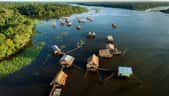 Image générée par intelligence artificielle d’un village lacustre sur les bords de l’Amazonie. © Adobe Firefly