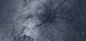 Ce détail du panorama nord du Tess présente une région de la constellation du Cygne. Au centre, la nébuleuse sombre tentaculaire Le Gentil 3, vaste nuage de poussière interstellaire, obscurcit la lumière d'étoiles plus éloignées. Une vrille proéminente s'étendant vers le bas, à gauche, pointe vers la brillante nébuleuse de l'Amérique du Nord, gaz incandescent ainsi nommé pour sa ressemblance avec le continent. © Nasa, MIT, Tess et Ethan Kruse (USRA).