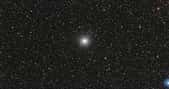 L'amas globulaire Messier 54 (M54) vu par le télescope de sondage du VLT à l'observatoire de Paranal de l'ESO au nord du Chili. Même s'il ressemble à beaucoup d'autres, il n'appartient pas à la Voie lactée, mais à la galaxie naine du Sagittaire. Les astronomes ont donc pu y mesurer l'abondance de lithium au sein d'étoiles extérieures à la Voie lactée. Réponse en forme d'énigme : elle y est, comme autour de nous, en quantité plus faible que celle prédite par les modèles. © ESO