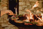 Découvrez les meilleurs braseros pour cuisiner en extérieur tout en profitant d’une ambiance chaleureuse et conviviale © lorabarra, Adobe Stock
