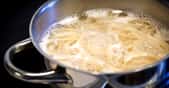 Lors de la cuisson des pâtes, on observe dans l’eau, un mouvement de convection. © Eugene Sergeev, Shutterstock