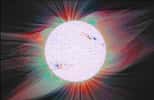 La surface solaire et son champ magnétique majoritairement « poivre et sel », en dehors des régions des grandes taches solaires, à partir des données du satellite SDO de la Nasa. Les colorations bleues et rouges indiquent des lignes de champs magnétiques qui sortent et entrent de la surface solaire. Au-delà, la structure de la couronne s'étend à des millions de kilomètres. © SDO/Nasa/ Tahar Amari-Centre de physique théorique et S. Habbal / M. Druckmüller