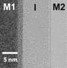 Une vue de l'assemblage de deux métaux, M1 et M2, accolés à un isolant I, au microscope électronique. L'ensemble permet de constituer une diode Métal-Isolant-Métal (MIM). Ce genre de composant est prometteur pour l'électronique du futur. On vient d'en fabriquer des variantes sous le nom de MIIM. © Oregon State University