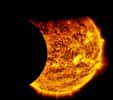 Le satellite SDO a pu observer une double éclipse du Soleil le dimanche 13 septembre 2015 : d’abord le transit de la Terre devant notre étoile, puis celui de la Lune. © Nasa, SDO