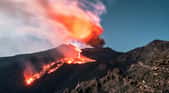 Éruption du volcan Etna avec fumée et coulée de lave, la nuit. © Fernando, Adobe Stock&nbsp;