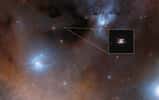 La jeune étoile 2MASS J16281370-2431391 (dans l’encart) appartient à la région de formation d'étoiles Rho Ophiuchi, située dans la constellation d’Ophiuchus, à environ 400 années-lumière de la Terre. Elle est entourée d'un disque protoplanétaire qui, vu de profil, lui donne l'aspect d'une soucoupe volante en lumière visible. © Digitized Sky Survey 2, Nasa, Esa