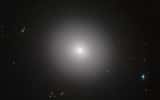 IC 2006 est une galaxie elliptique plutôt passive de l’univers local. Elle est ici photographiée dans le visible et l’infrarouge par Hubble. À l’instar de ses congénères, cette galaxie massive appartenant à un type désigné aussi comme « sphéroïde », a progressivement cessé de produire des étoiles au sein de sa partie centrale pour délocaliser les naissances sur les bordures, il y a plusieurs milliards d’années. © Esa, Hubble, Nasa, Judy Schmidt, J. Blakeslee (Dominion Astrophysical Observatory)