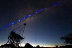 Vue du réseau de télescopes Hess en Namibie. L'acronyme Hess rappelle le nom du prix Nobel de physique de 1936, Victor Hess, qui a découvert les rayons cosmiques au début du XXe siècle (1912-1913). L'image est un montage d'une photographie de la Voie lactée prise de nuit en Namibie avec les sources de rayons gamma déduites du rayonnement Cherenkov observé par Hess. © Hess Collaboration, Fabio Acero et Henning Gast