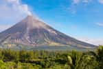 L'activité éruptive sur le très actif volcan Mayon, aux Phillipines, a repris depuis la fin du mois d'avril et menace les petits villages aux alentours entraînant actuellement l'évacuation de 13 000 personnes. © Worldimage, Adobe Stock