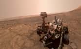 Selfie de Curiosity capturé le 11 octobre 2019 sur le site de « Glen Etive ». Bariolé de poussière, le rover commence à prendre la couleur de Mars. © Nasa, JPL-Caltech, MSSS