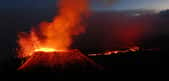 Explosion au niveau du cône éruptif et coulée de lave, lors de l'éruption du 24 août 2015 du Piton de la Fournaise. © Ludovic Leduc