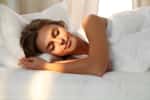 Routine de sommeil, bonne hygiène de vie et literie adaptée... Il est possible de mieux gérer les troubles du sommeil car bien dormir est essentiel pour notre santé. © volha_r, Adobe Stock