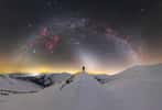 La Voie lactée arcboutée au-dessus des basses Tatras en Slovaquie et croisée avec le jet diffus des poussières du Système solaire, la lumière zodiacale. On reconnaît plusieurs bijoux célestes qui orne la Voie lactée, comme les nébuleuses dans Orion. © Tomáš Slovinský, Capture The Atlas