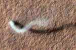Un dust devil, tourbillon de poussière, photographié le 16 février 2012 depuis l'orbite de Mars par la sonde Mars Reconnaissance Orbiter (MRO). ©&nbsp;Nasa, JPL-Caltech, University of Arizona