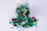 Contrairement aux solutions actuelles, le procédé enzymatique de Carbios permet de recycler les bouteilles en PET quelle que soit leur couleur. © Jérôme Pallé