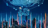 Le réseau de télécommunication 6G appelé à être déployé aux alentours de 2030 sur un fond de ville connectée. © Yingyaipumi, Adobe Stock