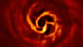 Cette image montre le disque autour de la jeune étoile Aurigae AB, où le Very Large Telescope (VLT) de l'ESO a repéré des signes de la naissance d'une planète. Près du centre de l'image, dans la région intérieure du disque, on voit la « torsion » (en jaune très brillant) qui, selon les scientifiques, marque l'endroit où une planète est en train de se former. L'image a été obtenue avec l'instrument Sphere du VLT en lumière polarisée. © ESO/Boccaletti et al.