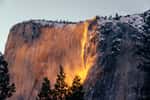 La cascade de feu est un phénomène qui se produit juste avant le coucher de soleil plusieurs jours durant le mois de février à Yosemite. © Raymond, Adobe Stock