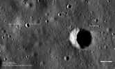 Le site d'alunissage d'Apollo 11 vu par la sonde LRO de la Nasa. À gauche, la version HD de cette image permet de voir distinctement le module lunaire Eagle et de discerner les traces de pas des astronautes Armstrong et Aldrin. © Nasa/Goddard/Arizona State University