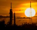 La méga-fusée de la Nasa, SLS (Space Launch System), dressée vers le ciel, au lever du Soleil en Floride mercredi 31 août. © Nasa, Bill Ingalls