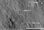  L'image saisie par HiRise. La forme blanche, à gauche, pourrait être le parachute. Vers le bas, on distingue sans doute le bouclier arrière (Rear cover) et, en haut, Beagle 2 lui-même. © University of Leicester/ Beagle 2/Nasa/JPL/University of Arizona