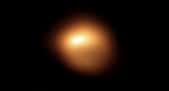 Cette surprenante image de la surface de l’étoile acquise en décembre 2019 au moyen de l’instrument Sphere qui équipe le VLT, est l’une des toutes premières obtenues dans le cadre d’une campagne d’observations visant à comprendre la raison de l’affadissement de l’étoile. Une rapide comparaison avec l’image acquise au mois de janvier 2019 montre combien l’étoile a vu sa luminosité décroître et sa forme apparente varier. © ESO, M. Montargès et al.