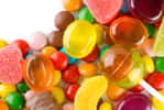Parmi la grande variété de sucreries, il existe des bonbons sans sucre et ils se déclinent dans une palette variée de goûts, de couleurs et de formes. © Seralex, Adobe Stock