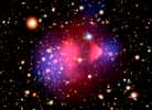 Voici une image composite de l'amas de la Balle (Bullet cluster), une paire d'amas de galaxies très étudiée, qui sont entrés en collision frontale. L'un d'eux a traversé l'autre, comme une balle traversant une pomme. Dans l'amas de la Balle, ce phénomène se produit dans notre champ de vision, ce qui nous permet de distinguer clairement les deux amas.L'image visible prise par le télescope spatial Magellan et Hubble montre les galaxies en orange et blanc en arrière-plan. Le gaz chaud, qui contient l'essentiel de la matière normale de l'amas, est mis en évidence par l'image en rayons X de Chandra, qui montre le gaz chaud intra-amas (en rose). La lentille gravitationnelle, la distorsion des images d'arrière-plan par la masse de l'amas, révèle que la masse de l'amas est dominée par la matière noire (en bleu), une forme exotique de matière abondante dans l'Univers, aux propriétés très différentes de la matière normale.Il s'agit de la première séparation nette observée entre matière normale et matière noire. © Rayons X : Nasa/CXC/CfA/M. Markevitch, Carte visible et lentille : Nasa/STScI, Magellan/U.Arizona/D. Clowe, Carte lentille : ESO WFI