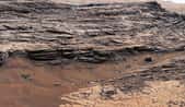 Un détail d'une image capturée sur Mars par le robot Curiosity de la NASA montrant des couches sédimentaires exposées de mudstone et de grès en contact les unes avec les autres. © Nasa / JPL-Caltech / MSSS