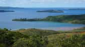 La baie de Prony, dans le lagon sud de la Nouvelle-Calédonie. On y trouve un site exceptionnel, connu des plongeurs et protégé, où des cheminées hydrothermales émettent des fluides alcalins. Dans ce milieu très pauvre en oxygène prospère une flore microbienne très particulière. © R. Price