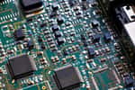 Un FPGA (Field Programmable Gate Arrays) désigne un circuit intégré composé d’un réseau de cellules programmables. Chaque cellule&nbsp;est capable de réaliser une fonction, choisie parmi plusieurs possibles. Les interconnexions sont également programmables. ©&nbsp;fotowunsch, Adobe Stock