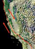 La faille de San Andreas (Californie, États-Unis) est dite décrochante, car elle marque la limite entre deux plaques tectoniques qui coulissent l’une contre l’autre dans des directions opposées. © USGS, Wikimedia Commons, DP