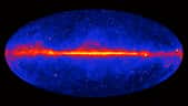 La vue de Fermi sur le ciel gamma contient déjà indirectement des vues des sources d'ondes gravitationnelles avec des systèmes binaires contenant un astre compact. Cette image du ciel entier comprend trois années d'observations par le télescope à grande surface de Fermi (LAT). Il montre comment le ciel apparaît à des énergies supérieures à 1 milliard d'électronvolts (1 GeV). Des couleurs plus claires indiquent des sources de rayons gamma plus lumineuses. Une lueur diffuse remplit le ciel et est la plus brillante le long du plan de notre Galaxie (au milieu). Les sources discrètes de rayons gamma comprennent des pulsars et des restes de supernovae dans notre Galaxie ainsi que dans d'autres lointaines alimentées par des trous noirs supermassifs. © Collaboration Nasa/DOE/Fermi LAT