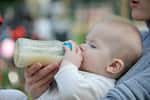 Dans le biberon de bébé, il y a du bisphénol S à une quantité réglementée de 0,05 mg/kg. © Nicolas Larento, Fotolia