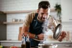 Homme en train de cuisiner © Shutterstock