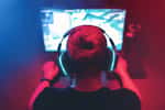Homme en train de jouer à un jeu vidéo sur PC © Shutterstock