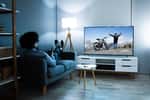 Homme devant la télévision © Shutterstock