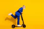 Homme sur une trottinette électrique © Shutterstock