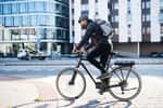 homme sur un vélo électrique © Shutterstock