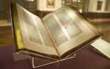 Une rare reproduction intégrale de la bible imprimée par Gutenberg, datée de 1455 environ, appelée « Lenox Copy », conservée à la New York Public Library. On estime qu'il reste 45 reproductions&nbsp;d'époque de cet ouvrage. © Wikimedia Commons, domaine public.