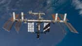 La Station spatiale internationale vue depuis la navette Atlantis en novembre 2009 (STS-129). « Au-dessus »&nbsp;de la grande poutre centrale (qui supporte notamment les panneaux solaires et ceux dissipateur de chaleur), on peut voir les modules de la partie occidentale et nippone du complexe orbital. Le module européen Columbus est clairement visible avec sa couleur bleutée. © Nasa&nbsp;