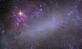 Le courant de Magellan est constitué de gaz arrachés aux nuages de Magellan, deux galaxies naines proches de notre Voie lactée. Des chercheurs de l’université du Wisconsin (États-Unis) estiment aujourd’hui que ce courant pourrait être bien plus près de nous qu’ils ne le pensaient auparavant. En photo : le Grand Nuage de Magellan (LMC) dans le visible et l'ultraviolet. © Axel Mellinger, Central Michigan Univ., Nasa