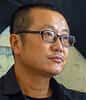 Liu Cixin, écrivain de science-fiction. © Wikipédia – L'adaptation cinématographique de sa nouvelle La Terre errante, en 2019, disponible sur Netflix, a été l'un des plus gros succès au box-office mondial. © sdecoret, Adobe Stock (image de fond)