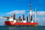 Le navire MPI Discovery a spécialement été conçu pour la construction des parcs éoliens offshore. Sur cette image, une éolienne va recevoir sa troisième et dernière pale. © London Array