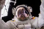 L'astronaute de l'Agence spatiale européenne Matthias Maurer lors d'une sortie extravéhiculaire réalisée lors de sa mission&nbsp;Cosmic Kiss en mars 2022. © Nasa, ESA