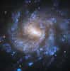 Vue du télescope spatial Hubble de la Nasa sur NGC 685 dans la constellation de l'Éridan, la rivière. Cette galaxie est une galaxie spirale barrée à environ 58 millions d'années-lumière, au sud de l'équateur céleste et est visible depuis l'hémisphère sud à certaines périodes de l'année.L'astronome britannique John Herschel a découvert NGC 685 en 1834. La galaxie entière mesure environ 60 000 années-lumière, soit un peu plus de la moitié de la taille de notre Voie lactée. Les taches bleu vif le long des bras de la galaxie sont des amas d’étoiles, des groupes d’étoiles maintenus ensemble par leur attraction gravitationnelle mutuelle. Des volutes de rouge foncé près de la barre centrale représentent le gaz et la poussière interstellaires, la matière à partir de laquelle les étoiles se forment. Environ les deux tiers de toutes les galaxies spirales ont une barre centrale comme NGC 685.Le télescope spatial Hubble de la Nasa a pris cette image dans le cadre d’un effort scientifique visant à étudier la formation et l’évolution des amas ouverts de jeunes étoiles. Les capacités ultraviolettes de Hubble sont bien adaptées à cette tâche, puisque les jeunes étoiles brillent brillamment dans les longueurs d’onde ultraviolettes.© Nasa, ESA et J. Lee (Space Telescope Science Institute) ; Traitement : Gladys Kober (Nasa/Université catholique d'Amérique)