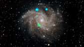Cette image en lumière visible de la galaxie Fireworks (NGC 6946) provient du Digital Sky Survey et est superposée aux données de l'observatoire Nustar de la Nasa en fausses couleurs (en bleu et vert). ULX4 est visible en vert. © Nasa, JPL-Caltech