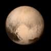 Le désormais célèbre cœur de Pluton : une grande région glacée, baptisée du nom du découvreur de cette planète (naine), Clyde Tombaugh. Ses deux lobes sont assez différents et sa composition précise, faite de glaces d’azote, de méthane et de monoxyde de carbone, est mal connue. © Nasa, JHUAPL, SwRI